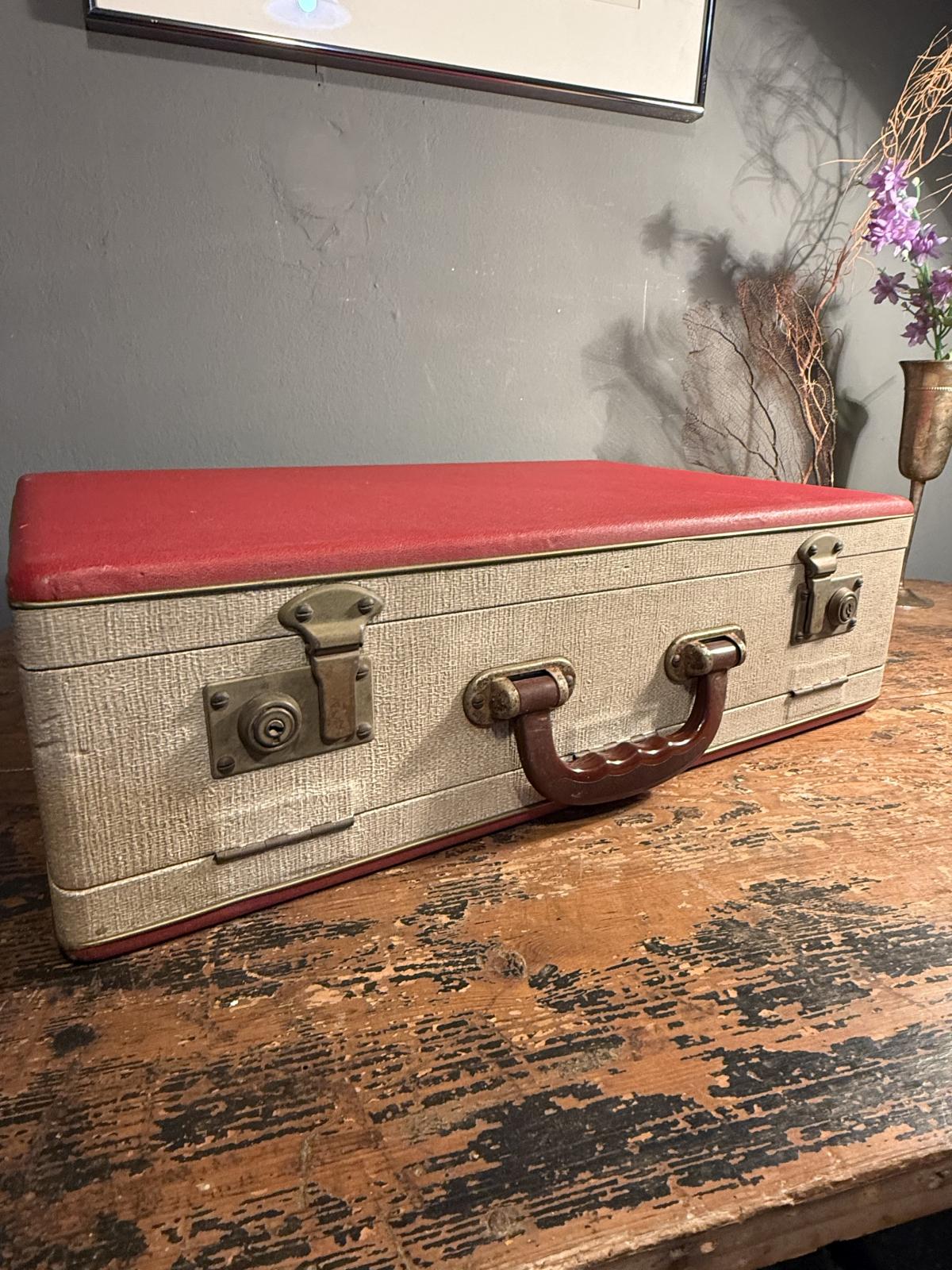 Valiză vintage pentru bijuterii Van Camp, cu cinci tăvi detașabile în stare bună. Se închide bine, fără cheie. Dimensiuni: 46 × 30 × 14 cm.