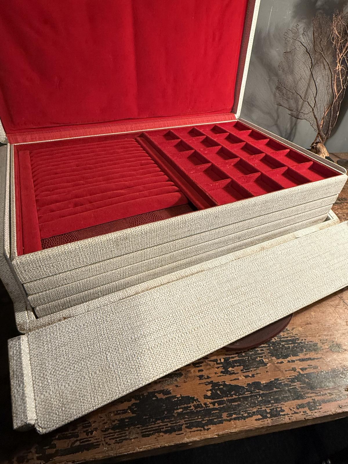 Valiză vintage pentru bijuterii Van Camp, cu cinci tăvi detașabile în stare bună. Se închide bine, fără cheie. Dimensiuni: 46 × 30 × 14 cm.