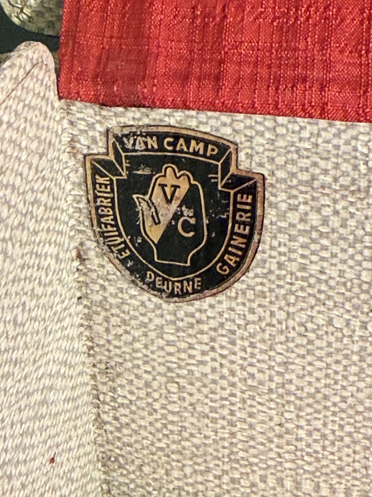 Valiză vintage pentru bijuterii Van Camp, cu cinci tăvi detașabile în stare bună. Se închide bine, fără cheie. Dimensiuni: 46 × 30 × 14 cm.